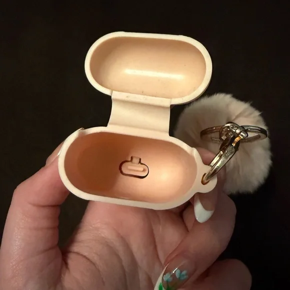 Pom Pom Keychain AirPods Case - Picture 4 of 5